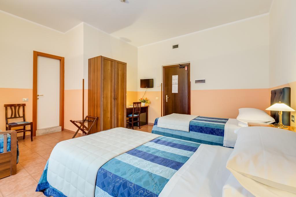 Hotel Domus Carmelitana à Rome Extérieur photo