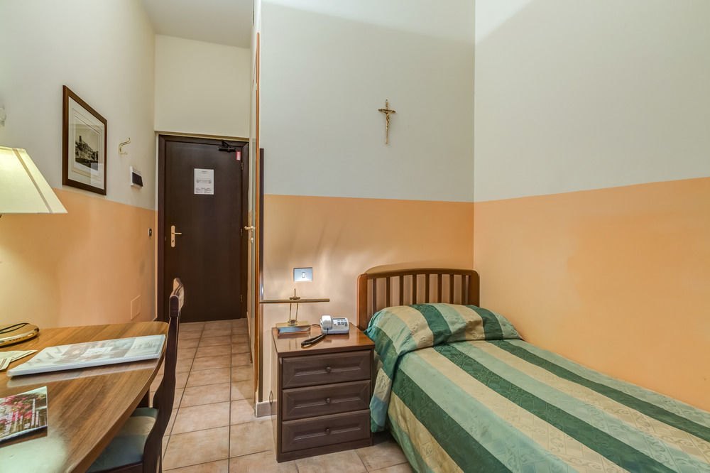 Hotel Domus Carmelitana à Rome Extérieur photo